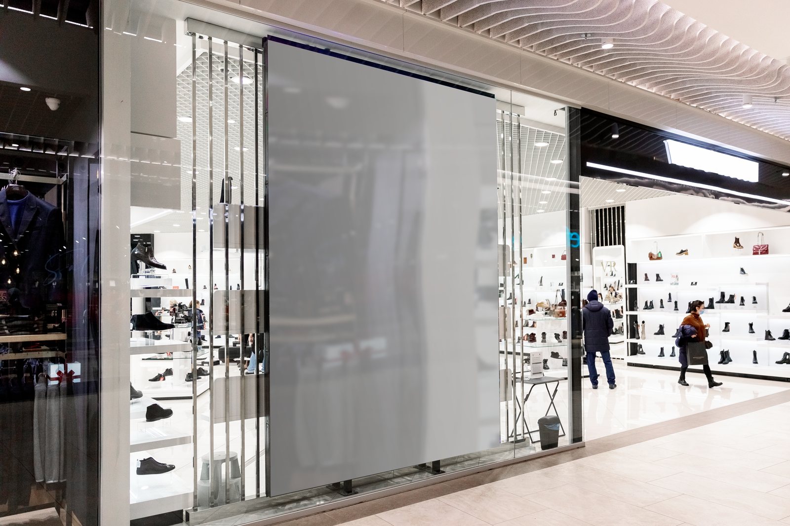 Panel de vitrina en blanco dentro de un centro comercial